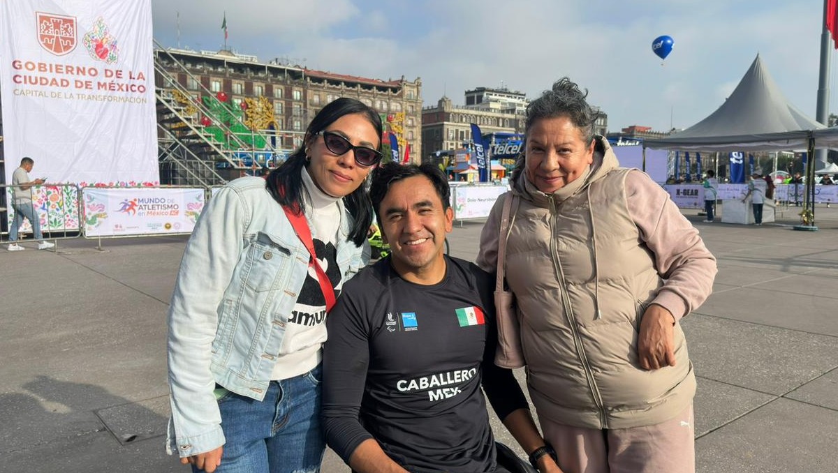 Marco Caballero, cuarto del Maratón de la Ciudad de méxico 2026 en silla de ruedas, junto con su familia (Olga Hirata)