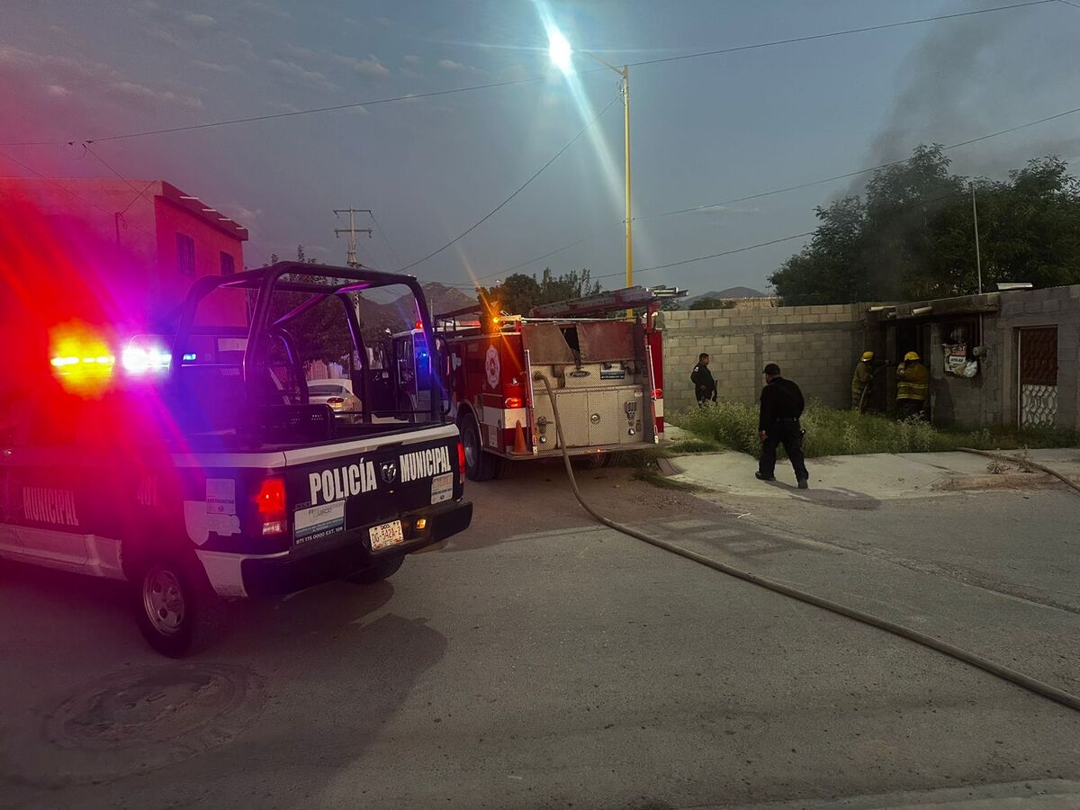 No hubo personas lesionadas, pero se reportaron daños en electrodomésticos, estructura y utensilios.| Fotos: Protección Civil y Bomberos de Lerdo