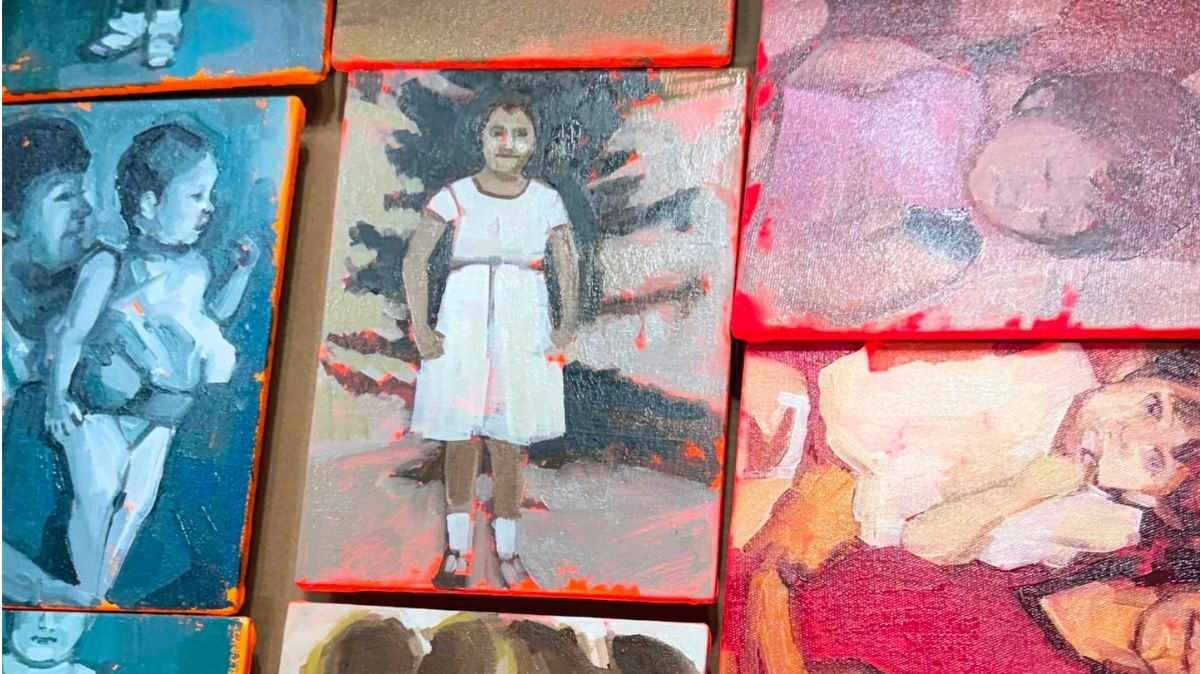 Pesenta 20 piezas donde explora la familia, infancia y  modelos de autoridad a través de pintura y ilustración.| Foto: Cortesía Patricia G. Santiago