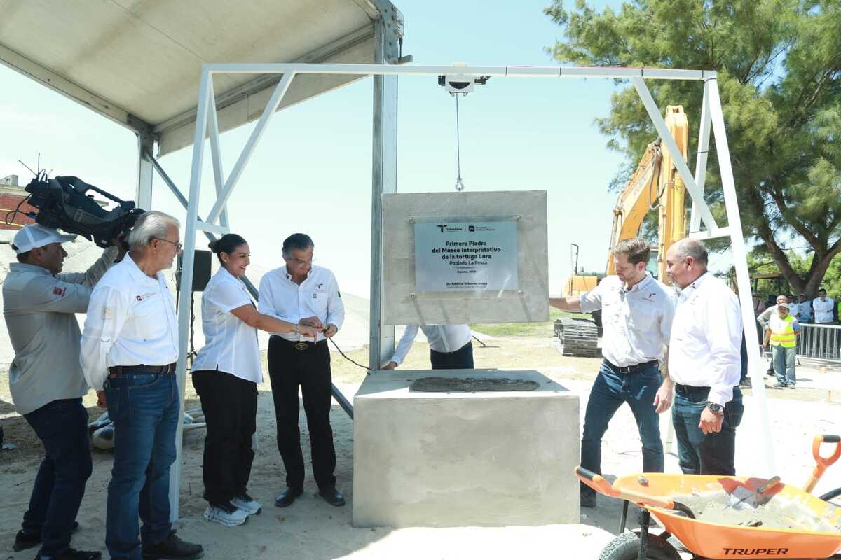Américo Villarreal colocó la primera piedra del Museo Interpretativo de la Tortuga Lora que se construirá en La Pesca, Soto la Marina.