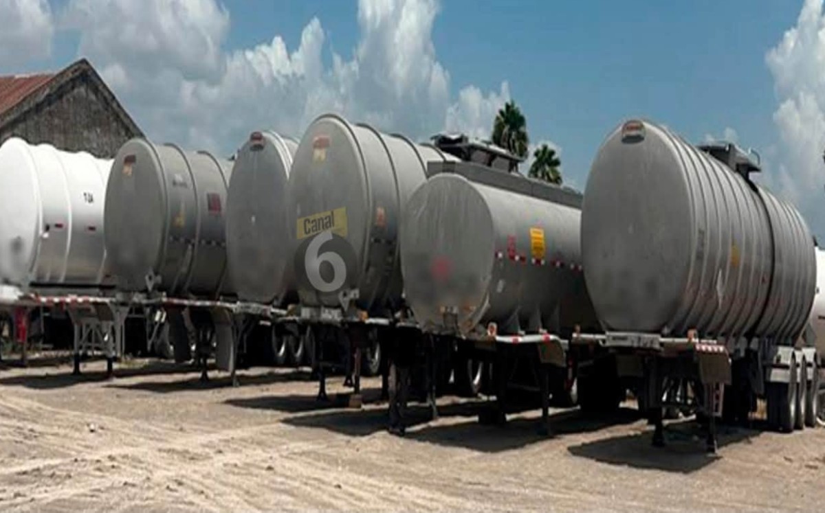 Aseguran 164 mil litros de hidrocarburo y arsenal en Matamoros. | Cortesía