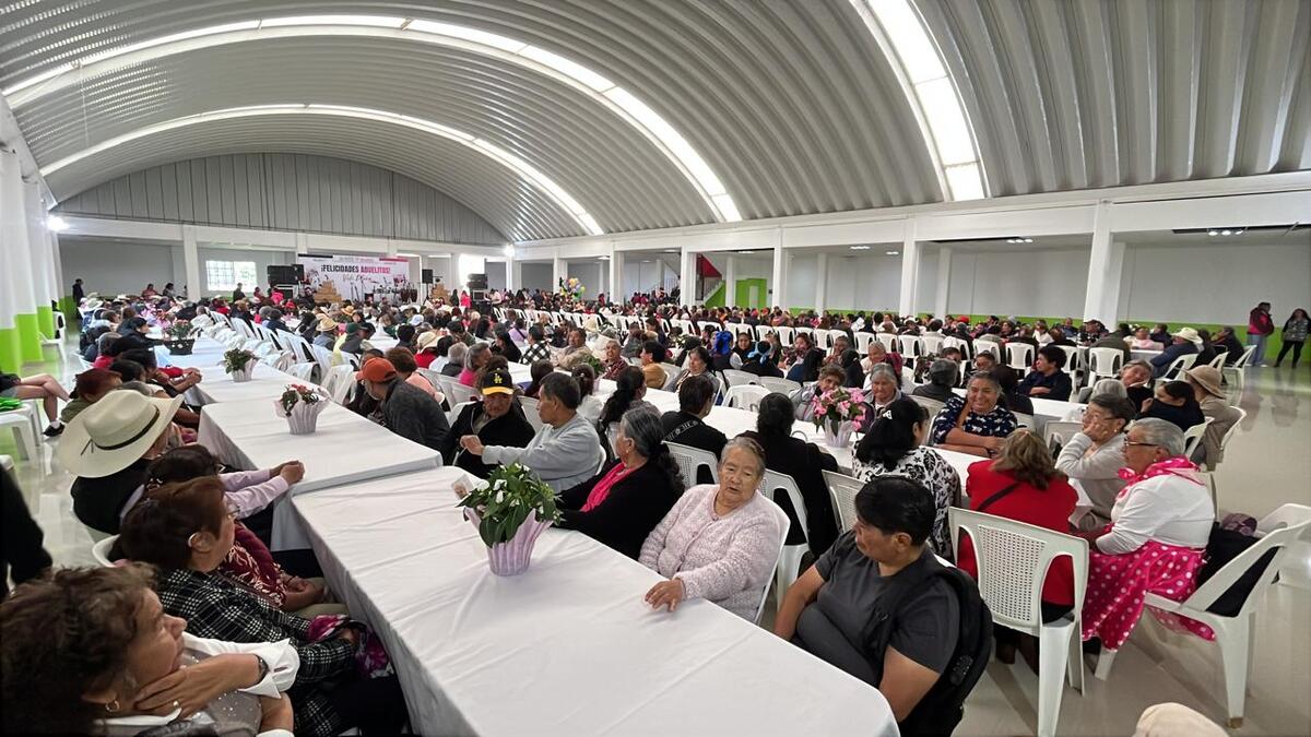 El Ayuntamiento y el DIF de Lerma festejaron a 2,500 adultos mayores de 8 regiones con música, alimentos y servicios integrales.