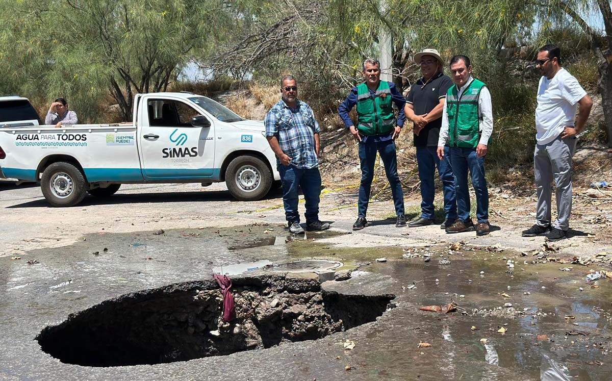El colapso de la tubería provocó un socavón en la calle. | Foto: Facebook Simas Torreón
