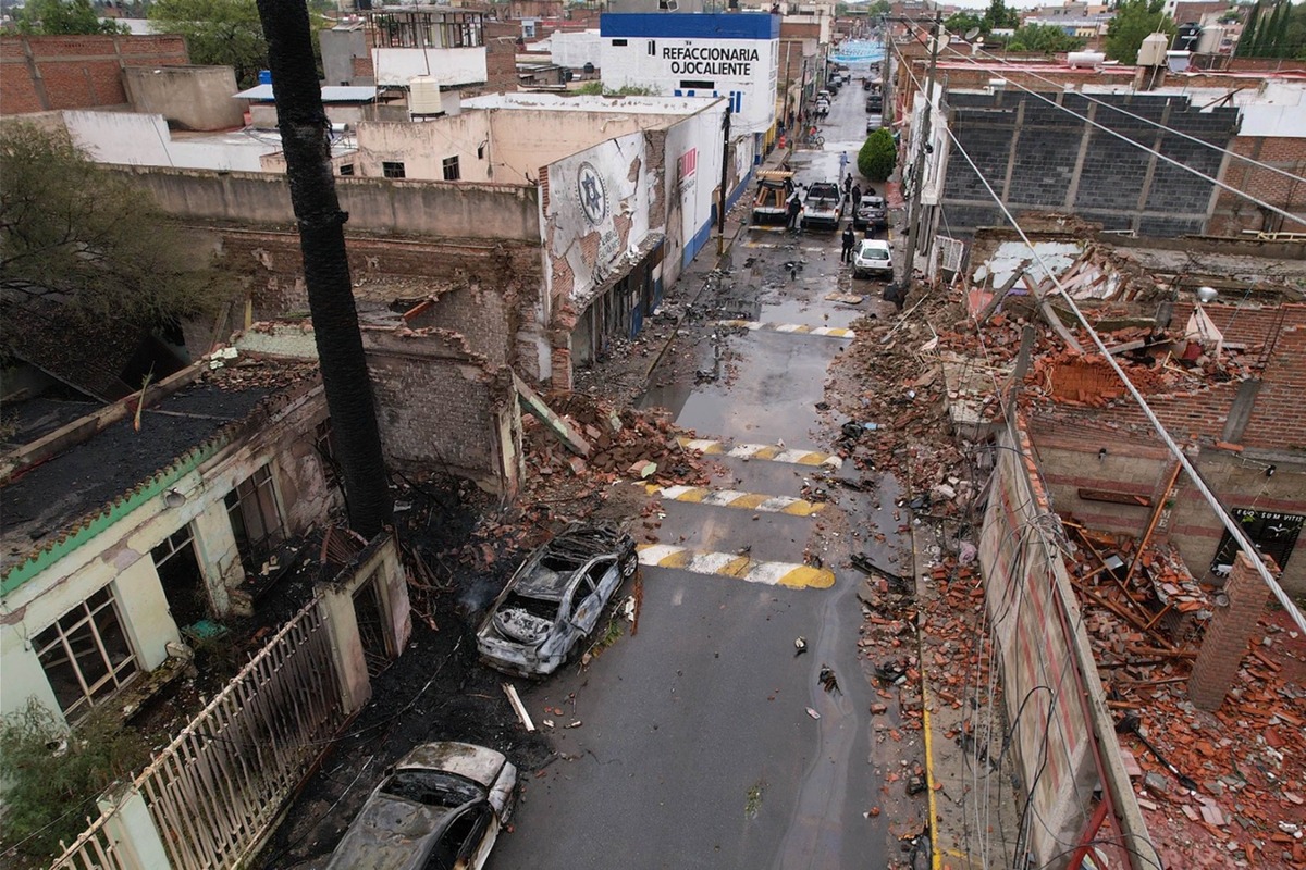 Detonación de un coche bomba frente a la comandancia de policía de Ojocaliente, Zacatecas. | Foto: Cuartoscuro