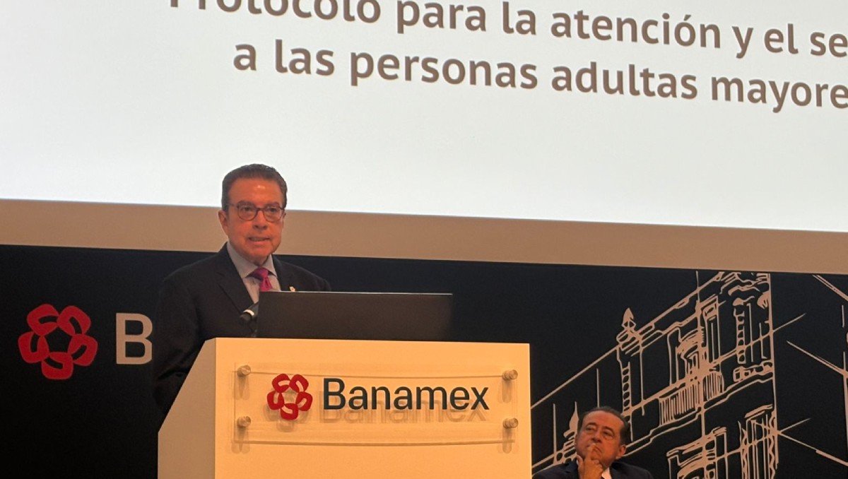 Edgardo del Rincón, director general de Banamex, participa en el evento “Protocolo de atención a adultos mayores” de la Condusef. | Foto: Especial