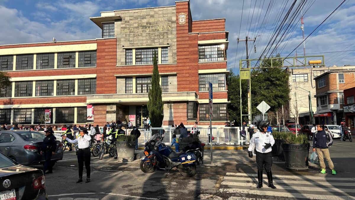 Elementos de seguridad monitorean regreso a clases en Toluca | Foto: Alondra Ávila