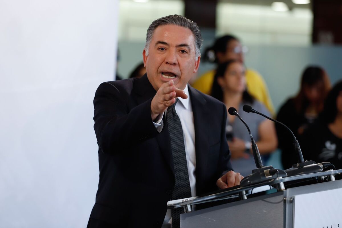 Enrique Inzunza en conferencia de prensa en el Senado. Foto: Ariana Pérez