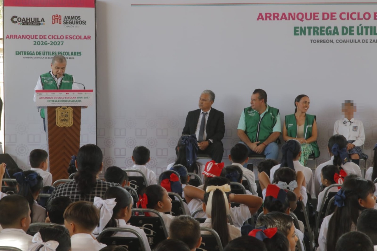Desde la escuela primaria “Vicente Guerrero”, el presidente municipal dio la bienvenida a los alumnos. | Foto: Manuel Guadarrama