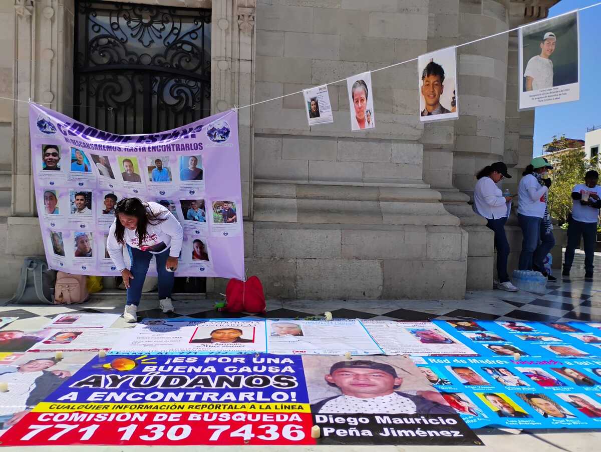 Familiares de personas desaparecidas colocaron un tendedero en la plaza Independencia. (Alejandro Reyes)