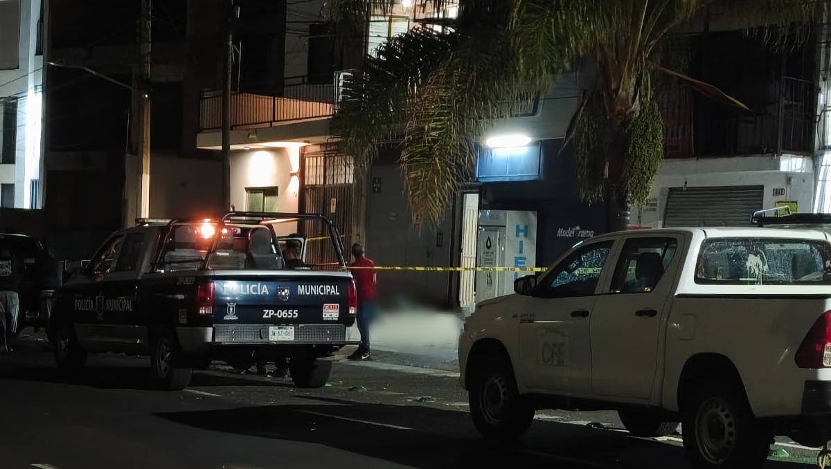 El hombre fue localizado tendido sobre la banqueta. (Vicente Torres)