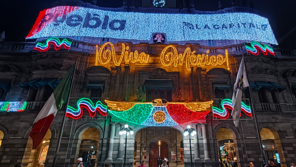 Iluminan la ciudad de Puebla para dar inicio a las fiestas patrias | Agencia Es Imagen
