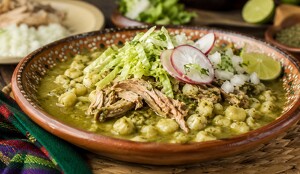 Ingredientes para hacer pozole verde de pollo con puerco (IA)