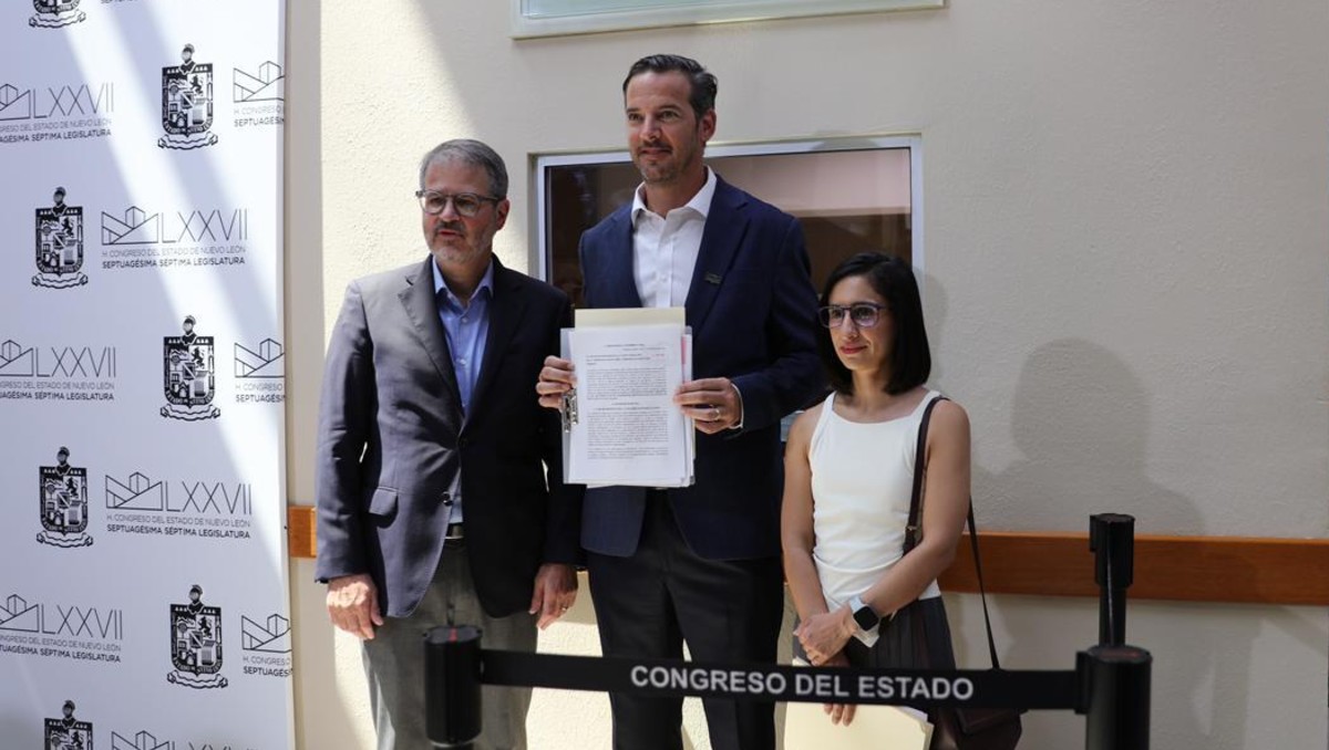 José Antonio Torre, Javier Treviño y Elvira Cantú presentaron la iniciativa en la Oficialía de Partes del Congreso. | Kevin Recio