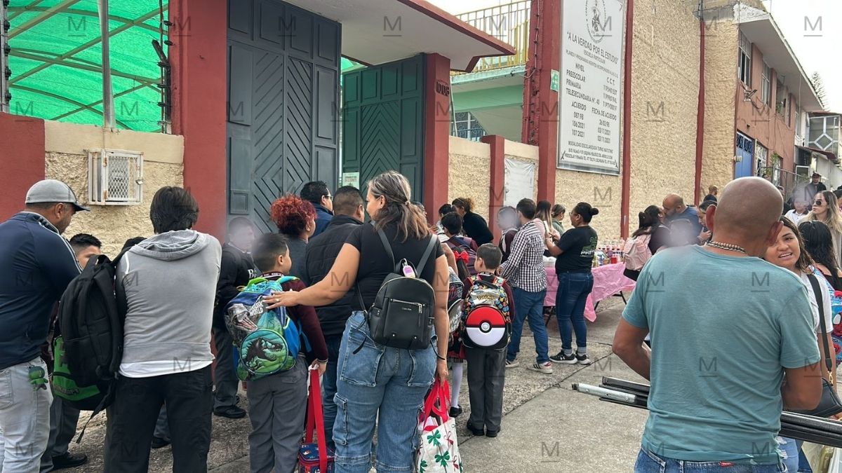 Padres de familia acompañaron a sus hijos en este regreso a clases. | Rocío Hernández