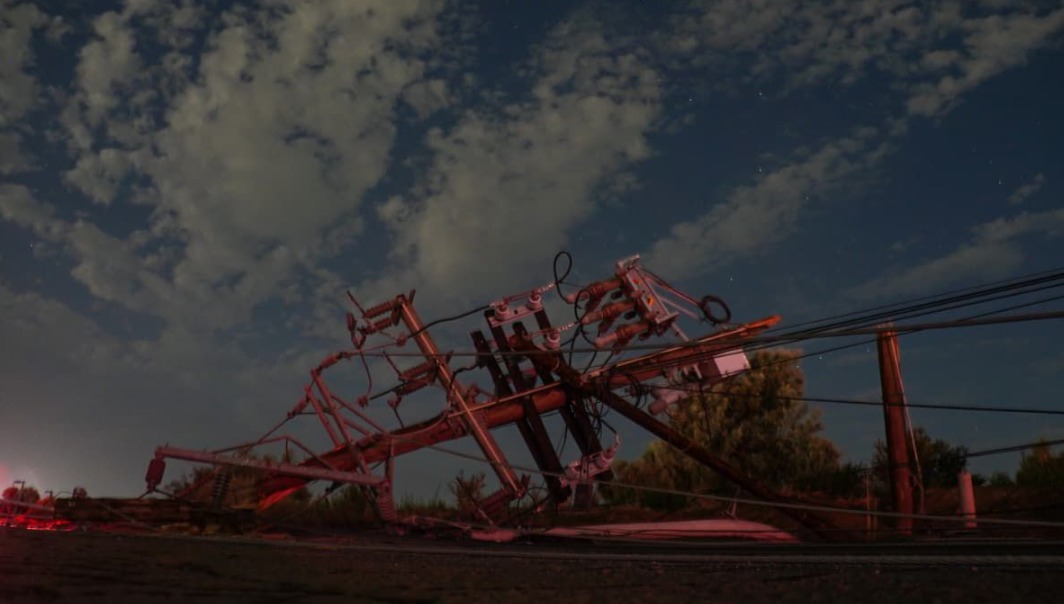 Ráfagas de viento y tormentas eléctricas derribaron más de un centenar de estructuras de energía en Mexicali.