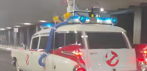 El legendario vehículo Ecto-1 de la película Los Cazafantasmas causó sorpresa y nostalgia al ser captado circulando por calles del Centro de Monterrey