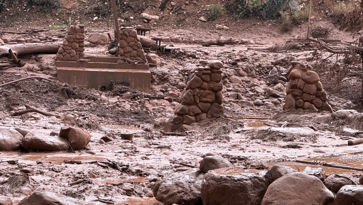 Restos de los pilares de piedra de un puente a lo largo del arroyo Bright Angel tras una crecida repentina que destruyó la pasarela peatonal. | AFP