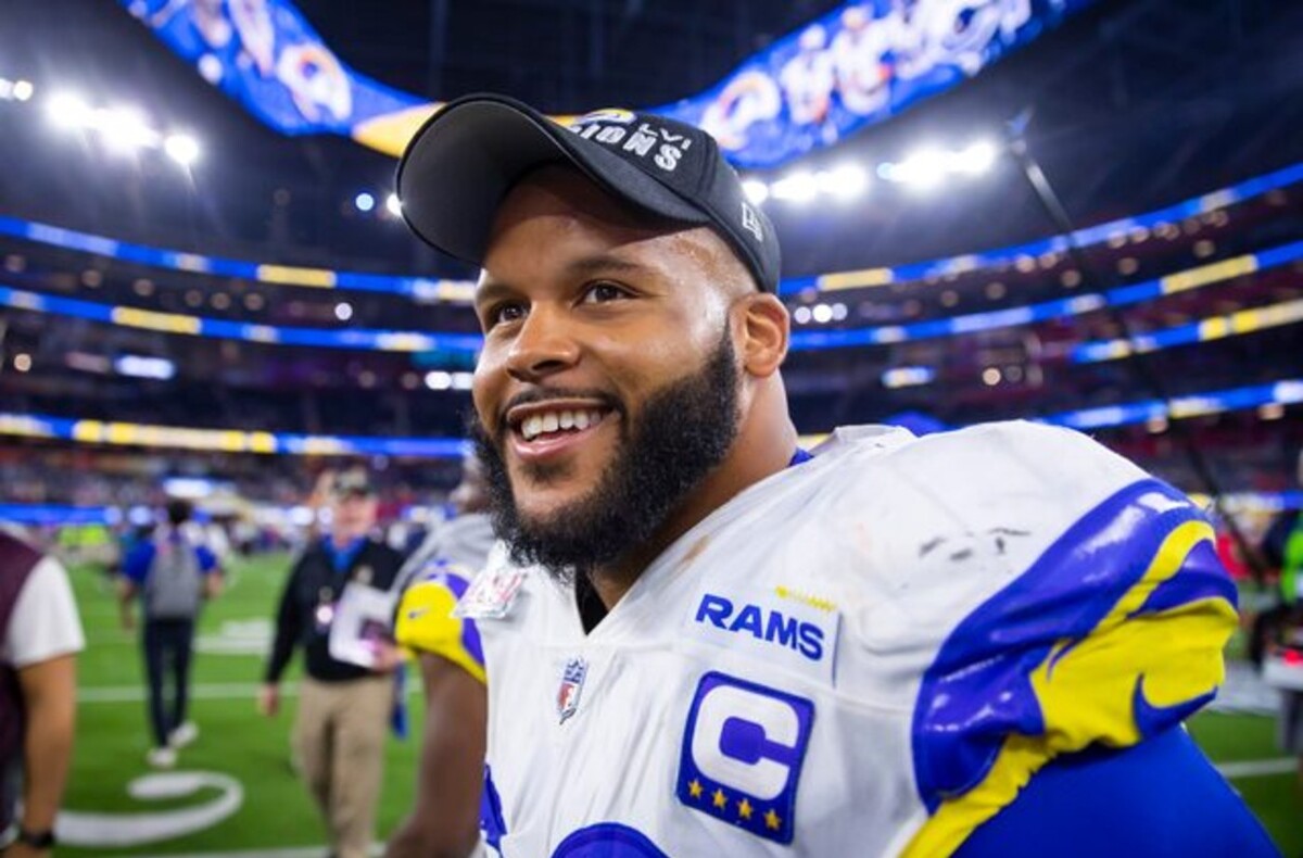Aaron Donald sale del retiro para jugar con Los Angeles Rams (Reuters)