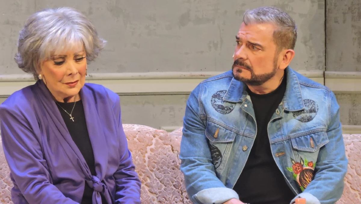 Los actores interpretan madre e hijo sobre escenario. (Cortesía)