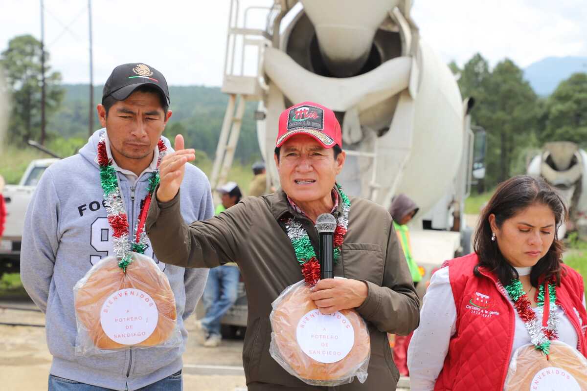 El alcalde Mario Santana Carbajal supervisó los trabajos de infraestructura que se realizan en distintas comunidades de Villa Victoria. | Especial