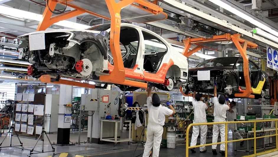 Empleo automotriz resiste ajustes de armadoras. Foto: especial.