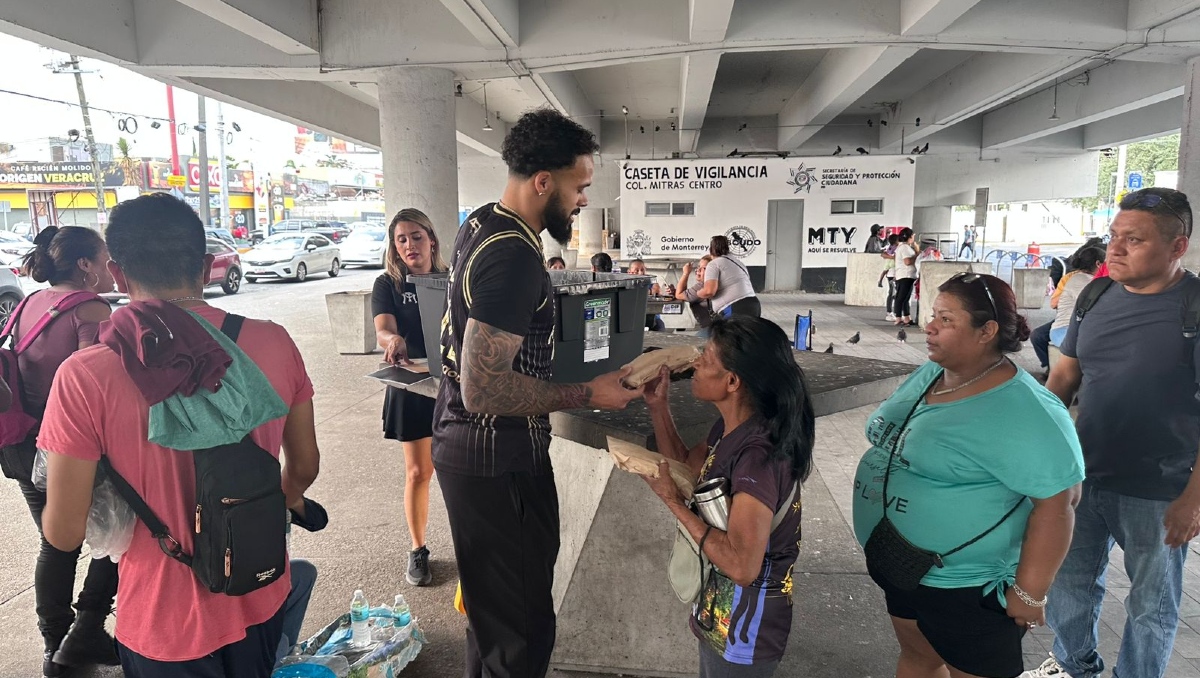 Avry Holmes y Fuerza Regia se unen para donar alimentos fuera de un hospital (Aarón Hernández)
