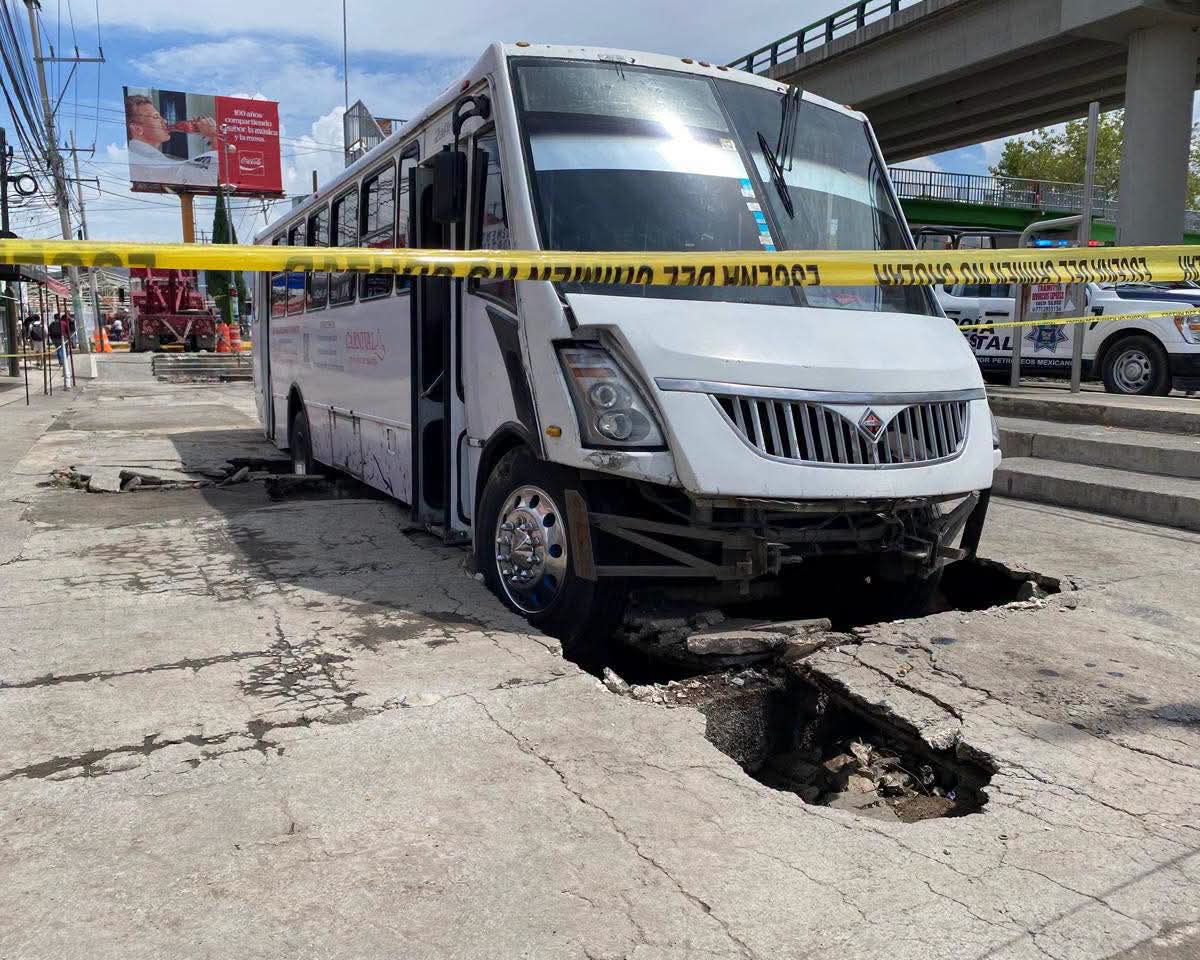 Camión se hunde en el bulevar Felipe Ángeles. (Redes Sociales)