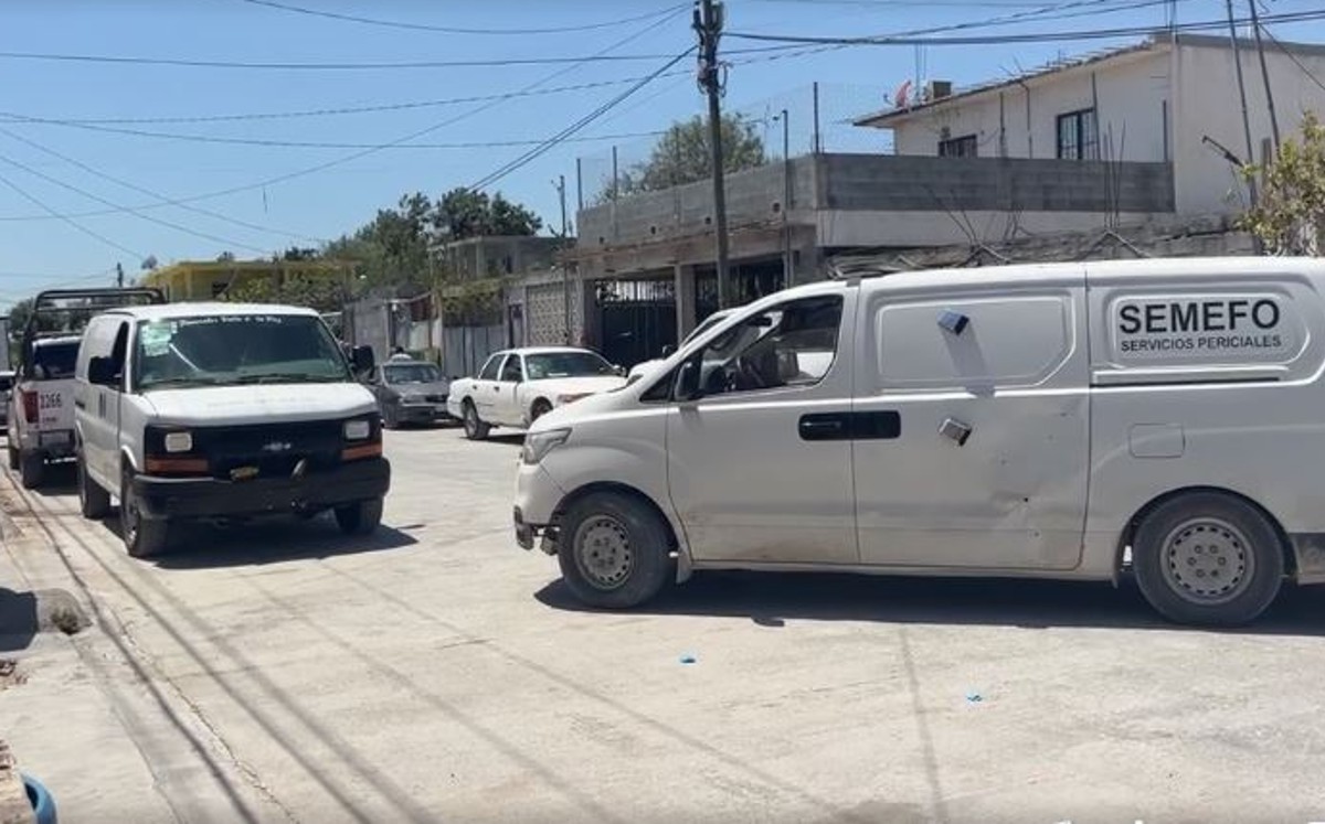 Elementos de la Semefo arribaron al sitio para investigar la muerte del hombre en su casa. | Redes sociales