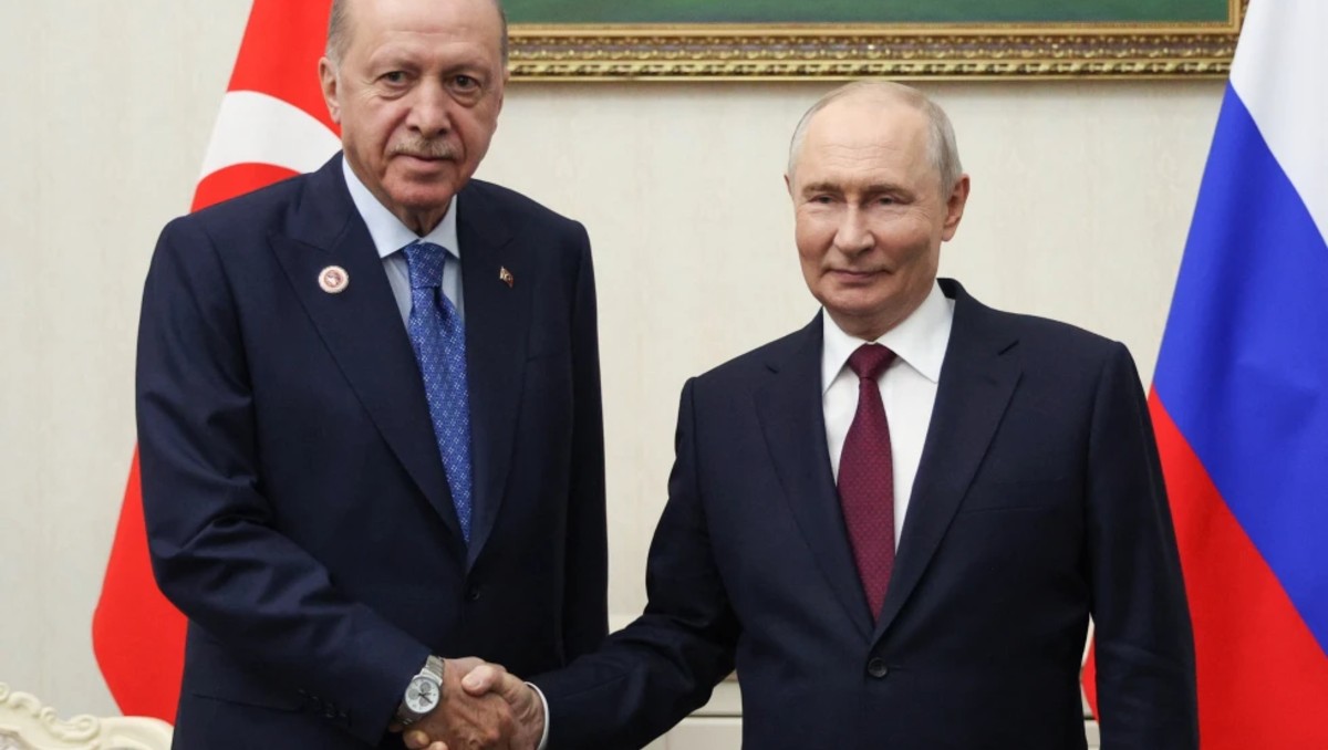 Erdogan y Putin se reunieron al margen de la cumbre de la OCS en Kirguistán. | Foto: AP