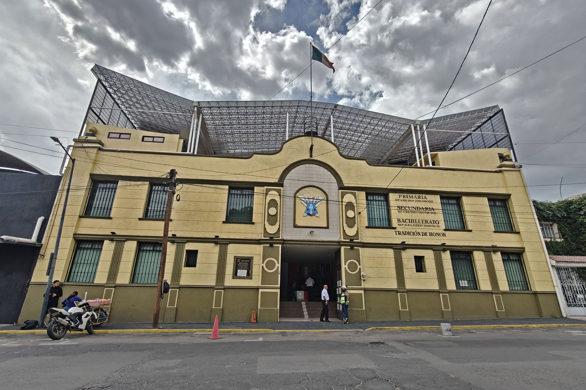 Fachada de la ahora Academia Ignacio Zaragoza, donde se retiraron los letreros de corte castrense. | Foto: Melanie Torres