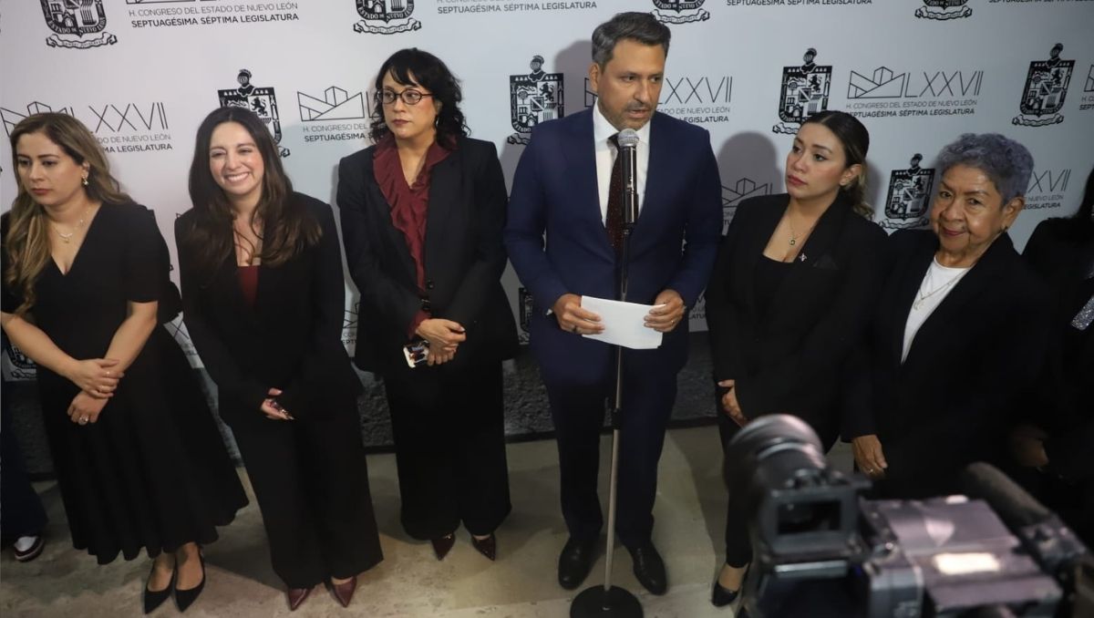 Montoya junto a sus compañeras de bancada. Foto: Luis Guerra