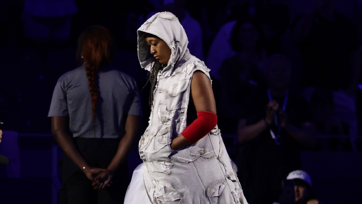 Naomi Osaka luce look inspirado en Allen Iverson, antigua estrella de la NBA (AP)