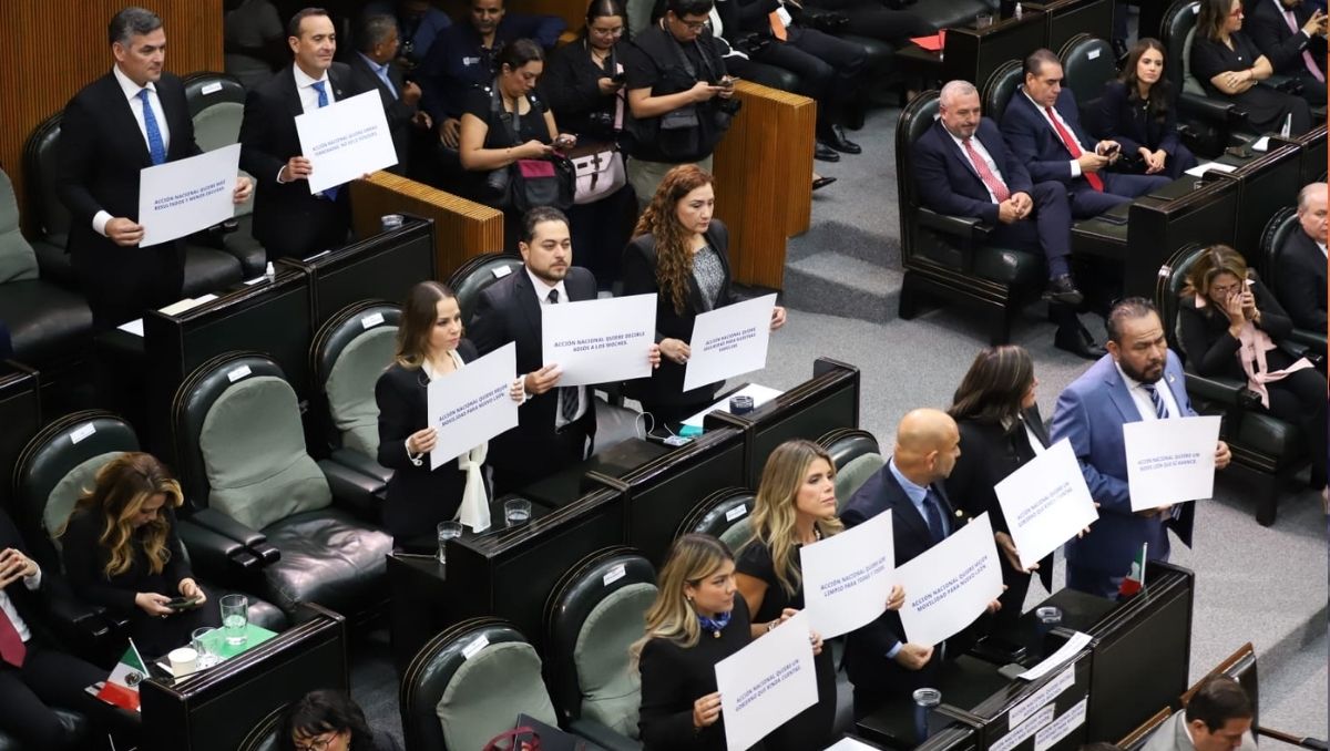 Los panistas se manifestaron con pancartas. Foto: Luis Guerra