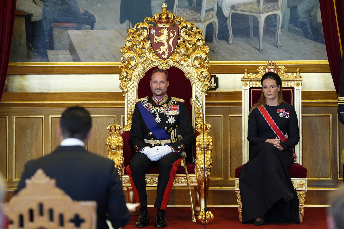 El rey Haakon VIII de Noruega presta el juramento formal de lealtad a la Constitución en el Storting. | EFE