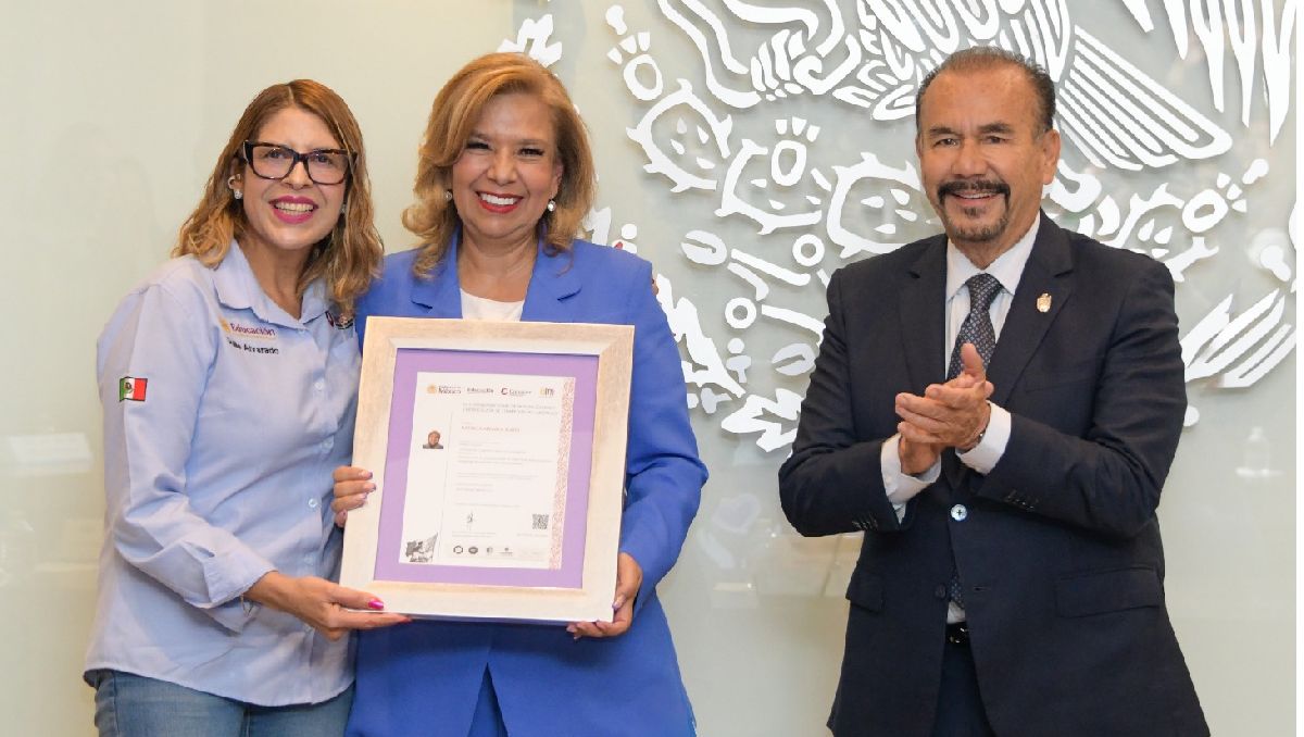 La titular de Conocer otorgó el certificado de Competencia Laboral a Paty Arévalo. | Foto: Especial