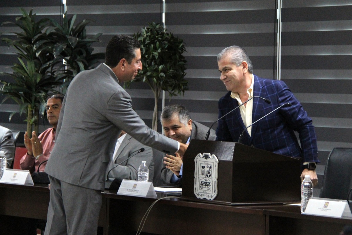 El alcalde Miguel Riquelme tomó protesta a Carlos de Lara McGrath, como nuevo titular del CJM. (Roberto Amaya)