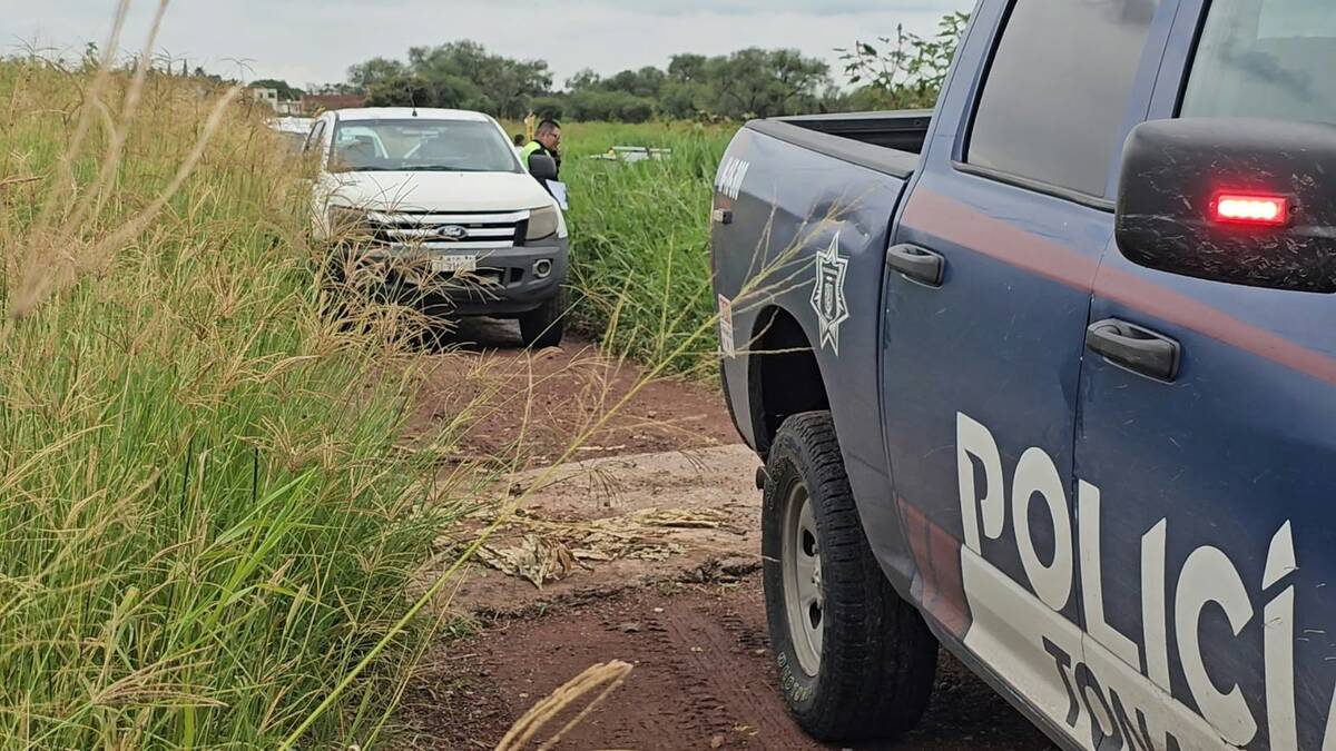 El auto con el cuerpo fu localizado en una brecha de la colonia Tololotlán. (Juan Munguía)
