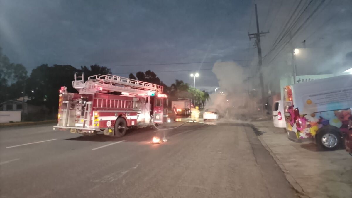 El auto estaba envuelto en llamas en Durango. | Cortesía de DMPC