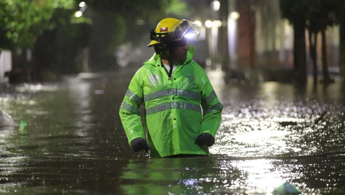 En la calle de Río Tuxcueca al cruce de Río Tizapan en Guadalajara hubo una inundación (Cortesía Bomberos Guadalajara)