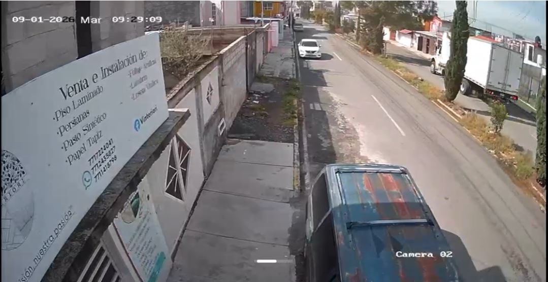 Un camión de carga derribó parte del cableado eléctrico en la colonia Parque de Poblamiento en Pachuca. (Cortesía)