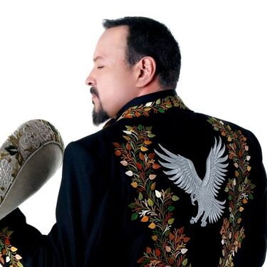 El cantante decidió volver a uno de los escenarios más importantes de su carrera, pero esta vez no lo hizo solo.