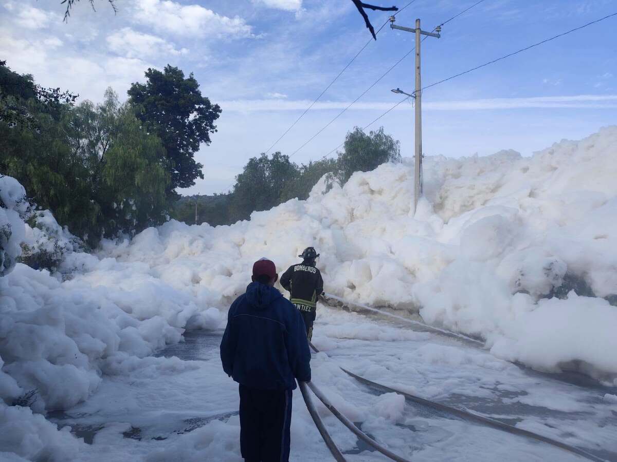 Espuma en la carretera Alfajayucan–Chicuautla. (Cortesía)