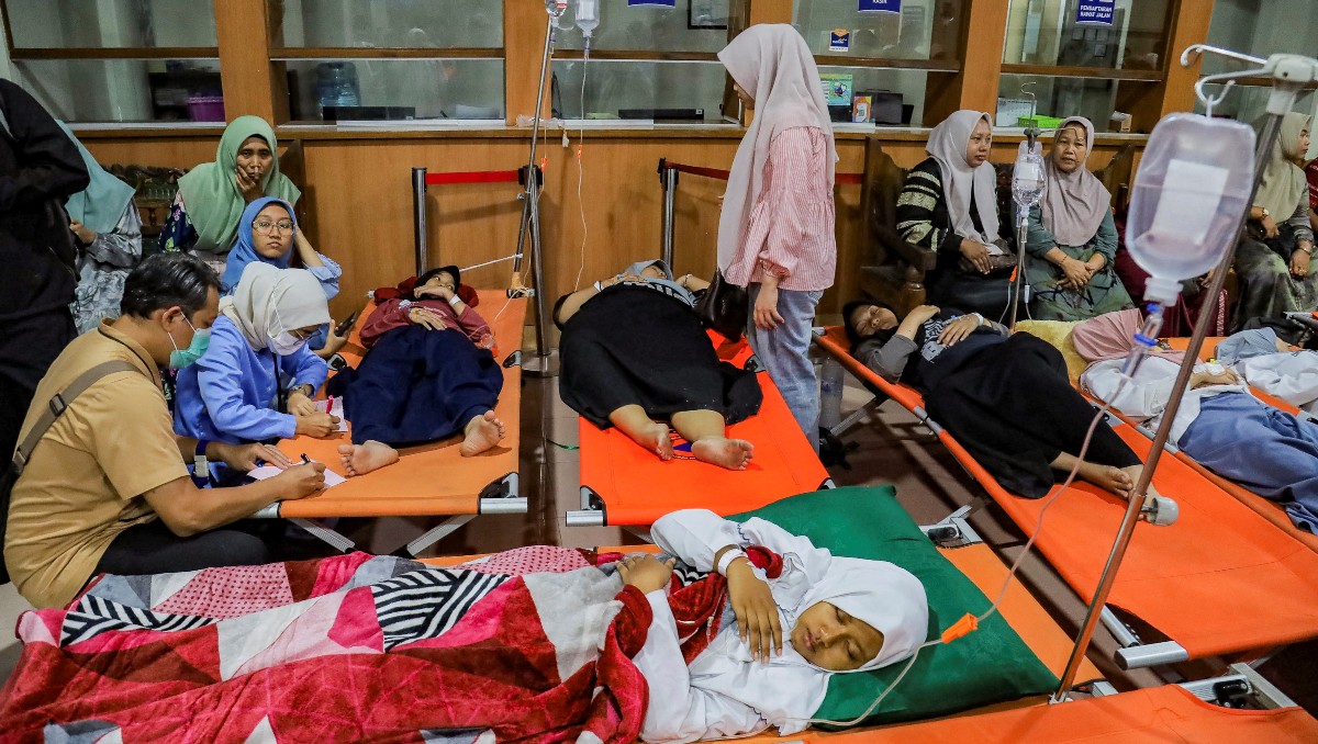 Estudiantes descansan mientras reciben tratamiento por intoxicación alimentaria en el hospital general regional. | Reuters