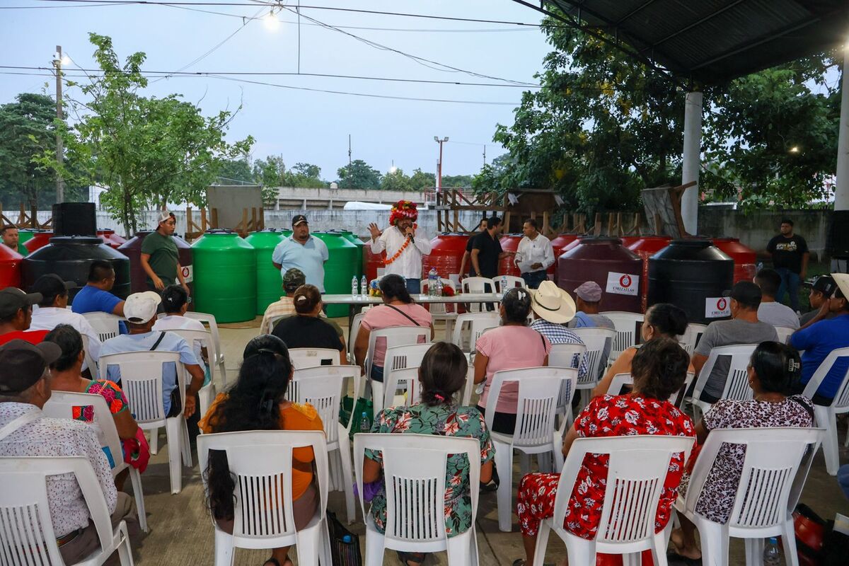 Familias de San Felipe Orizatlán reciben tinacos para almacenar agua. (Cortesía: San Felipe Orizatlán)