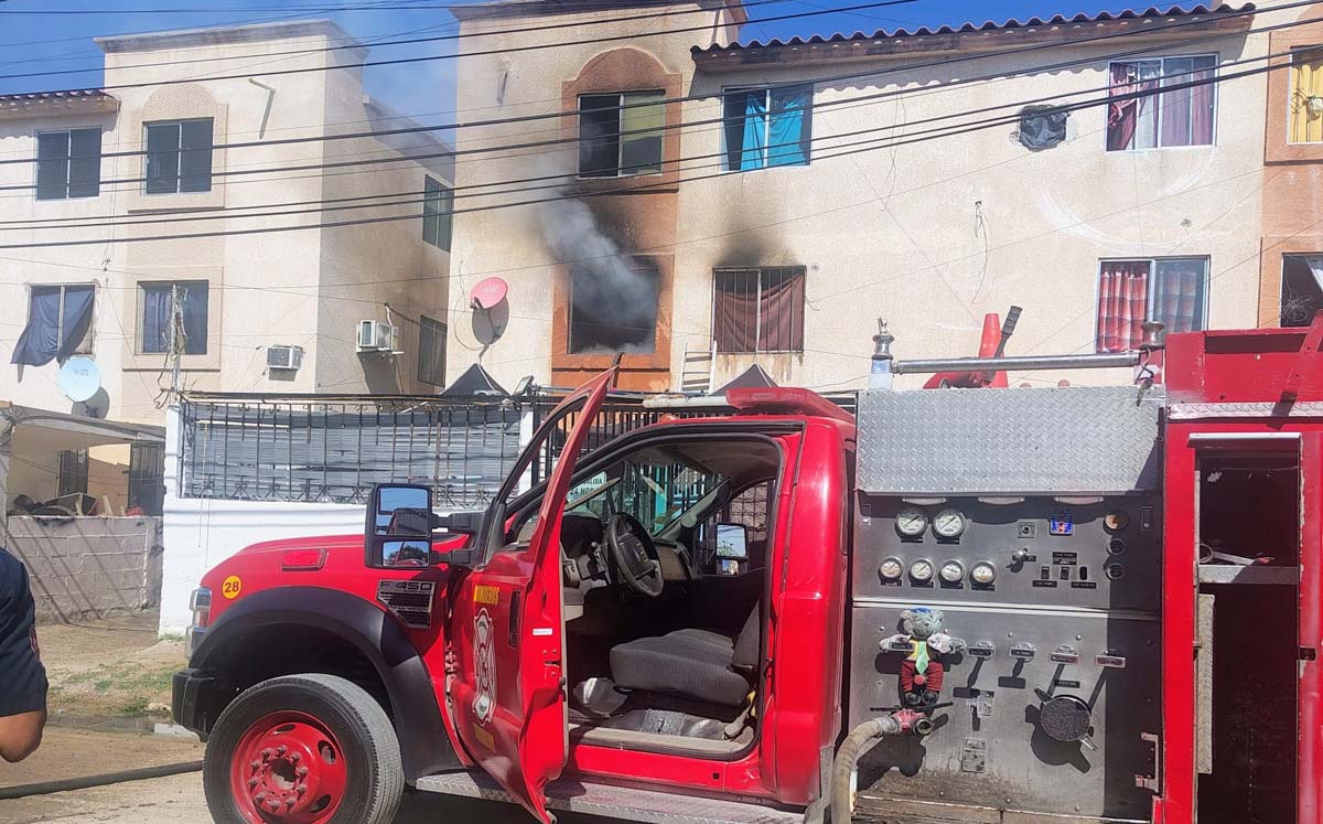 El hombre logró salir del departamento en llamas. | Fotos: Protección Civil y Bomberos