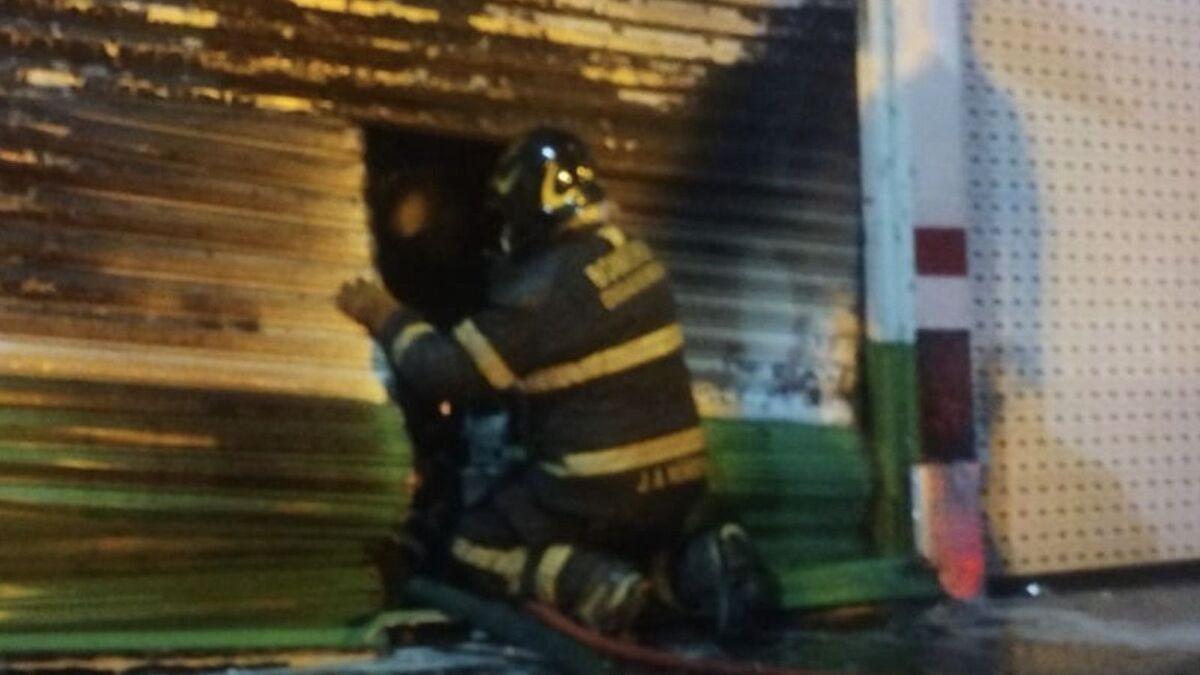 Ingreso a una bodega donde se registra el fuego.| Especial