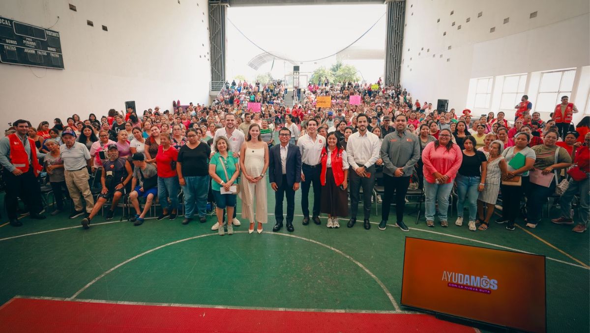 Mariana Rodríguez encabezó la entrega de las tarjetas para las jefas de familia. | Especial