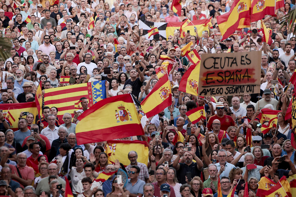 Miles de personas durante la concentración realizada la tarde de este miércoles frente al Ayuntamiento de Valencia. | EFE