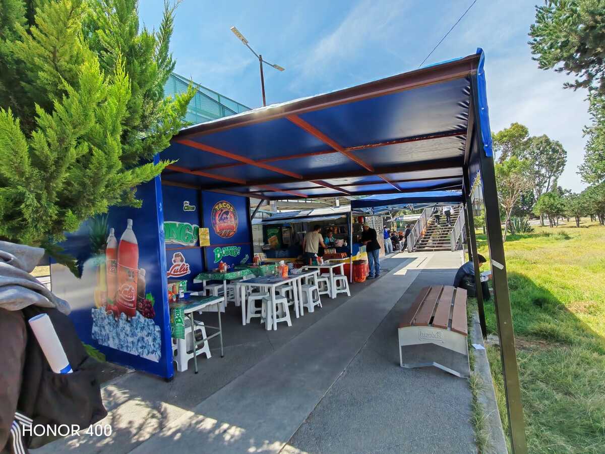 Negocios que ofrecen productos chatarra frente al Instituto Tecnológico de Pachuca. (Miriam Avilés)