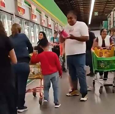 La pareja metía el dedo al helado para probarlo.|  Foto: RRSS